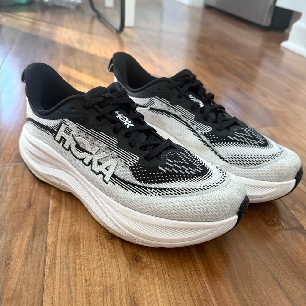 Hoka Skyflow in Black and White Women’s 8.5